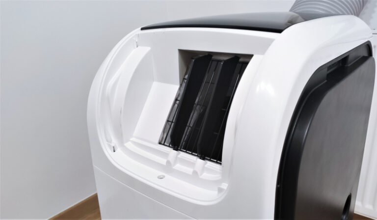 Klimatyzator przenośny Qubo Q40NE; Kratka wewnętrza; szerokie łopatki poruszają z włączoną funkcją swing