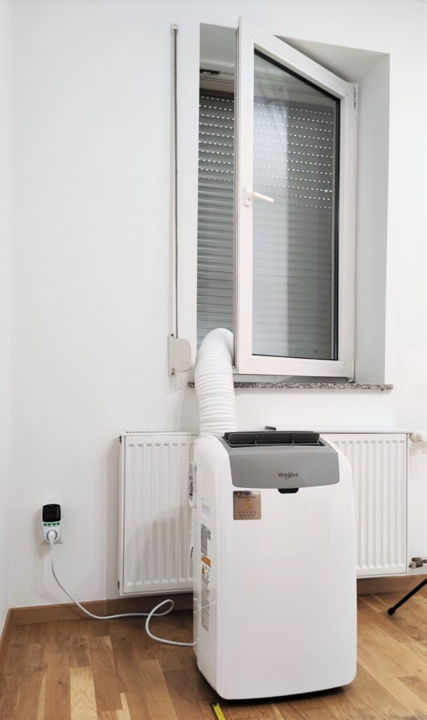 Klimatyzator przenośny Whirlpool PACW29COL z rurą wyrzutową