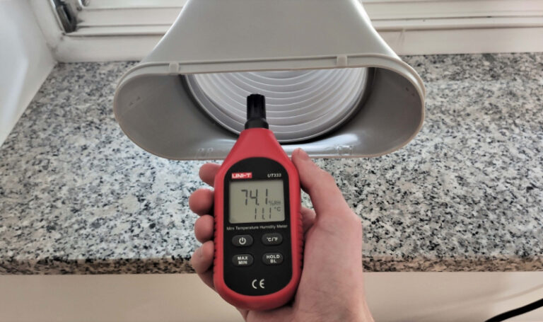 Pomiar temperatury przy wylocie rury wyrzutowej klimatyzatora Eberg Qubo Q40NE