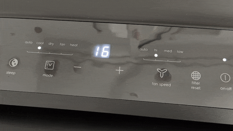 Odczyt-temperatury-powietrza-przy-wylocie-klimatyzator-pokojowy-Electrolux-EXP26U338HW-min