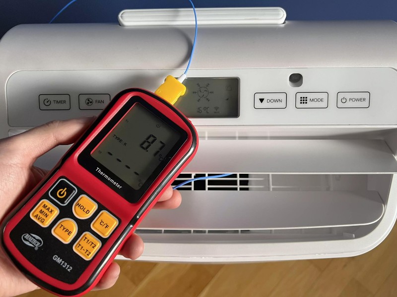 Pomiar temperatury na wylocie powietrza w klimatyzatorze przenośnym Fersk Vind 2