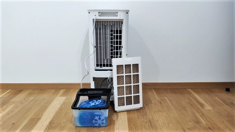 Zbiornik z wodą i żelami chłodzącymi oraz filtr absorcypjny znajdują się z tyłu urządzenia test nachlodno.pl