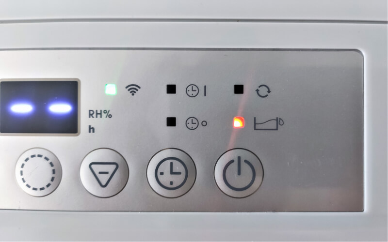 czerwona ikona informująca o zapełnieniu zbiornika osuszacza Warmtec ODT-35