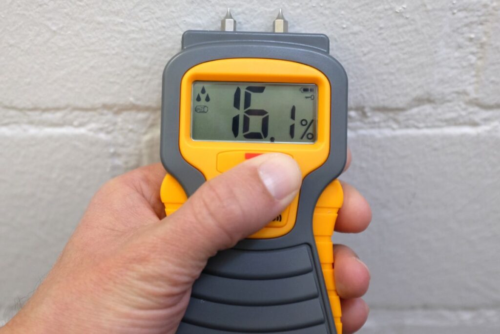 Pomiar wilgotności murów należy wykonać zawsze po zalaniu