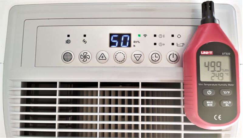 wskazania aktualnej wilgotności w pomieszczeniu; porównanie odczytu osuszacza z miernikiem zewnętrznym