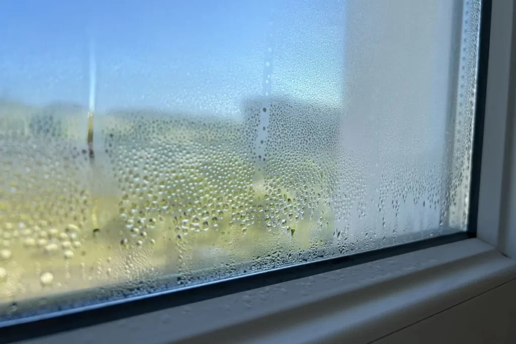 Zaparowane i mokre szyby w domu po nocy