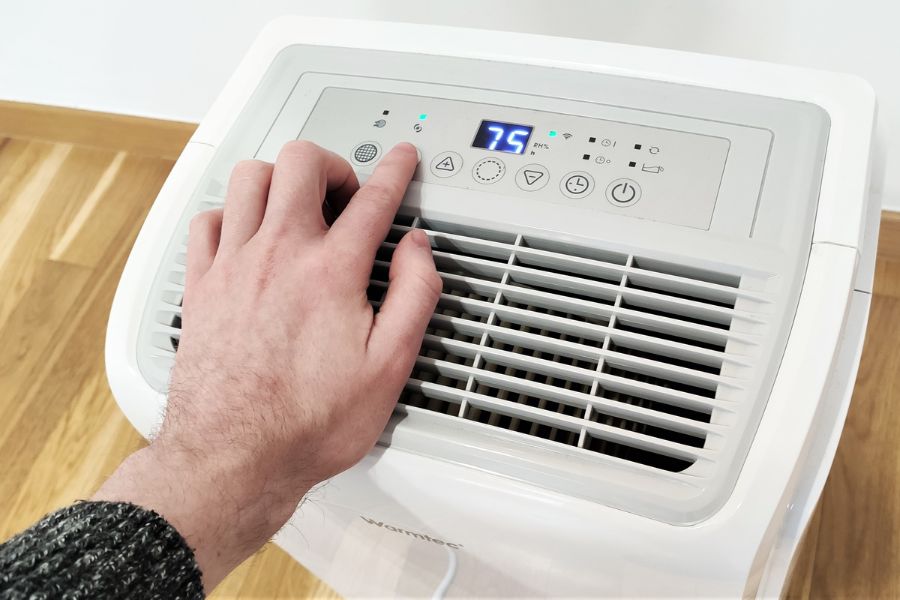 Panel sterowania w osuszaczu zwykle jest prosty i intuicyjny w obsłudze