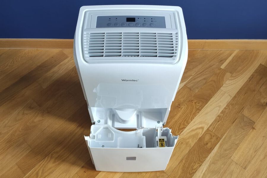 Osuszacz powietrza ma wbudowany zbiornik na skropliny