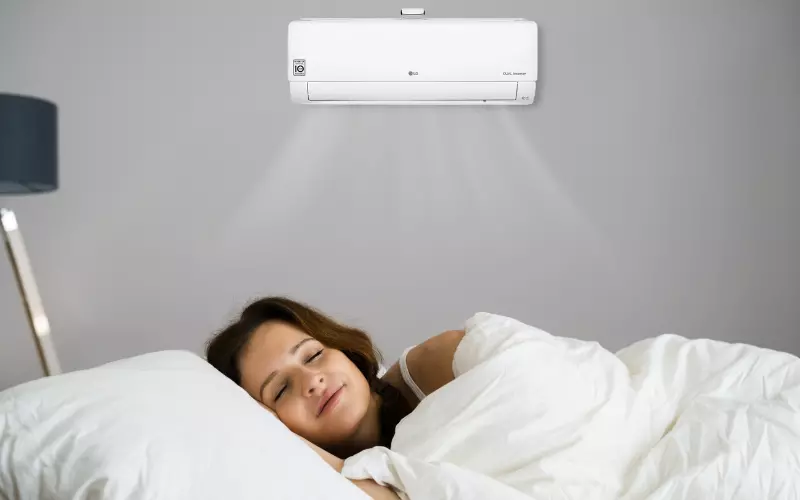 Śpiąca kobieta i klimatyzacja